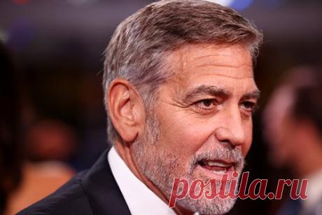 Стало известно о продаже дома актера Джорджа Клуни. Джордж Клуни решил продать свою виллу на итальянском озере Комо за 100 млн долларов и при этом уже присматривает новую недвижимость во Франции, где предпочитает отдыхать жена известного актера. Об этом сообщает британская газета The Daily Mail. Отмечается, что актер купил эту виллу 21 год назад за 10 миллионов евро.