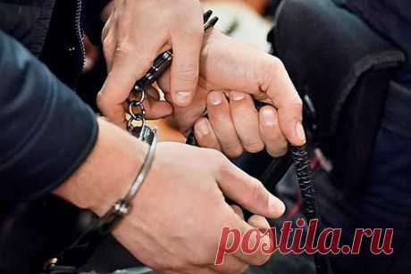 Россиянин стал пособником мошенников и похитил миллионы рублей у пенсионеров. Полицейские Костромы задержали 28-летнего пособника мошенников, похитившего более 1,7 миллиона рублей за два дня у семи пенсионеров. Обманутым пенсионерам мужчина представлялся водителем одной из правоохранительных структур. В отношении него возбуждены уголовные дела на статье 159 («Мошенничество») УК РФ.