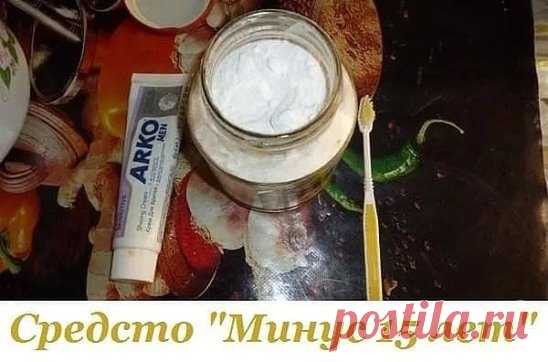 Этот способ позаимствован у японок, отлично удаляет омертвевшие клетки с поверхности кожи, делая лицо фарфоровым и гладким.
Попробуйте обязательно!
1. Умываем лицо привычным способом, закалываем волосы, чтобы лицо было открытым.
2. Готовим смесь №1. Берем столовую ложку пены для бритья, добавляем пол чайной ложки соды. Хорошенько мешаем.
3. Кипятим воду в кастрюле, бросаем горсть цветков сухой ромашки.
Ставим кастрюлю на стол, накрываемся полотенцем и парим лицо. Хватает минут 5-7.
4. На рас