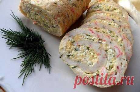 Рулет из крабовых палочек 

Очень вкусная, нежная и яркая закуска в виде рулета. 

Ингредиенты:

- 200 г крабовых палочек
- 5 яиц
- 3 столовых ложек молока
- 5 столовых ложек муки
- 2 столовые ложки масла растительного
- 150 г сыра
- 3 вареных яйца
- 4 зубчика чеснока
- 100 г майонеза
- зелень укропа
- соль – по вкусу

Приготовление:

Яйца разбить в кастрюлю. Добавить к ним муку, масло растительное, молоко, соль по вкусу и всё взбить при помощи миксера.

Крабовые палочки о...