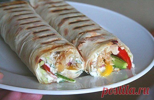 ПП-шаурма: сытная, вкусная и полезная! 

Ингредиенты: 
Лаваш тонкий - 200 гр.
Курица вареная - 100 гр.
Яйца вареные - 4 шт.(маленькие)
Сыр -100 гр.
Огурец - 100 гр.
Йогурт натуральный - 200-300 гр (сметана - по вкусу, вместо йогурта)
Укроп
Соль, перец молотый

Приготовление: 
1. Безжалостно крошим ножом яйца, вареную курочку, сыр, огурец и зелень в миску.
2. Заливаем все это дело йогуртом, хорошо солим и перчим.
3. Легким движением руки выкладываем начинку на лаваш и аккур...