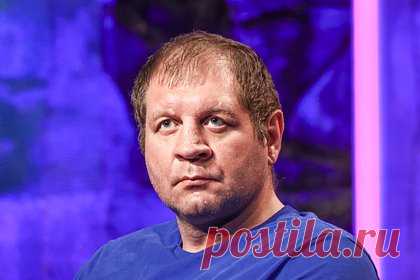 Александр Емельяненко рассказал о желании помириться с братом Федором. Российский боец смешанного стиля (ММА) Александр Емельяненко рассказал о желании помириться со старшим братом Федором Емельяненко. По словам спортсмена, он не знает причин конфликта. «Может быть, раньше его обидели какие-то слова, какие-то поступки. Но я понимаю, можно позлиться раз-два», — заявил Емельяненко.