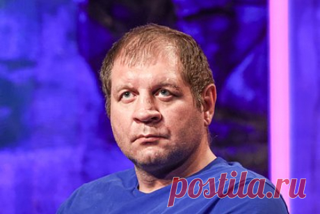 Александр Емельяненко рассказал о желании помириться с братом Федором. Российский боец смешанного стиля (ММА) Александр Емельяненко рассказал о желании помириться со старшим братом Федором Емельяненко. По словам спортсмена, он не знает причин конфликта. «Может быть, раньше его обидели какие-то слова, какие-то поступки. Но я понимаю, можно позлиться раз-два», — заявил Емельяненко.
