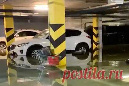 Паркинг с дорогими машинами в российском городе затопило водой из канализации. В паркинге апарт-отеля «Огни Екатеринбурга» произошел потоп. Припаркованные там дорогие автомобили оказались затоплены сточной водой. Управляющая компания объяснила потоп прорывом канализации. Вывезти свои авто из паркинга смогла только часть владельцев. Остальные не могут добраться до машин.