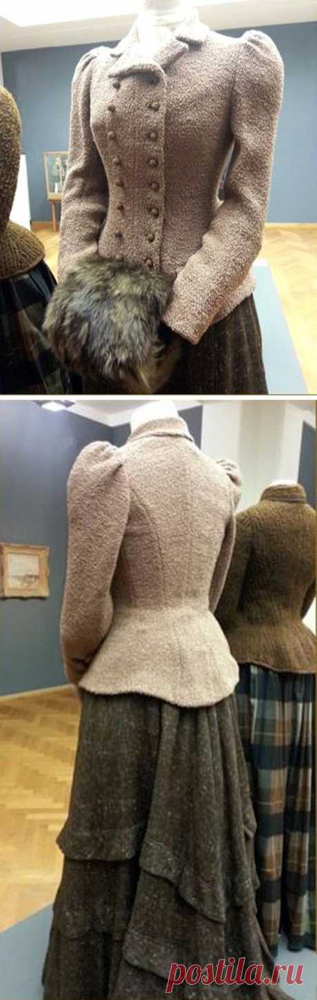 Woolen costume ca. 1900. From an exhibit of Edwardian clothing at the Gemeente Museum, the Hague, via Walking Through History with Jasper & Angela