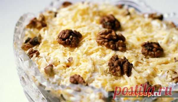 Куриный салат с грибами, огурцами и сыром «Аппетитный»
