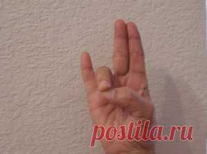 Это работает! Подержите руку в этой позиции и вы не поверите, что последует за этим