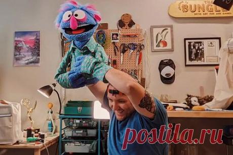 Лауреат «Эмми» назвал способ совместить родительство и психическое заболевание. Кукловод из «Улицы Сезам» Дэвид Биззаро назвал способ совместить родительство и синдром дефицита внимания и гиперактивности (СДВГ). По словам кукловода, каждый день он на полчаса уходит в свою спальню, где лежит в темноте без наушников и телефона и ничего не делает. При этом он выполняет свои родительские обязанности.