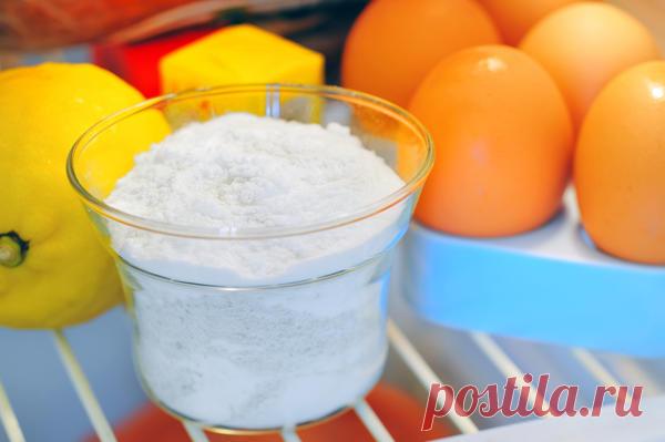 Сода — нейтрализатор запахов 
В холодильнике
Качественно вымыть холодильник, и заодно устранить в нем посторонние запахи, можно достаточно быстро и просто. Не обязательно использовать специальные моющие средства, сгодится обыкновенный содовый раствор — 2 ст. ложки на 1 л воды. Чтобы неприятные запахи вообще не появились в холодильнике, оставьте в нем открытую емкость с 2-3 ст. ложками соды, которая будет прекрасно поглощать их. Менять соду необходимо примерно раз в две недели.