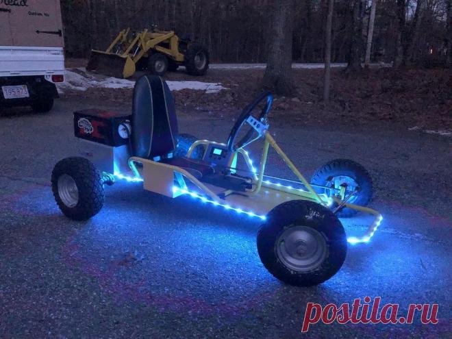 Картинг на электрической тяге Автор этой самоделке, отец двоих детей, работает преподавателем в школе. Уйдя на вынужденный карантин, он решил не сидеть, сложа руки, а попробовать сделать что-нибудь нужное и полезное и привлечь к работе своих детей. Сказано - сделано, и выбор пал на изготовление картинга. Давайте посмотрим