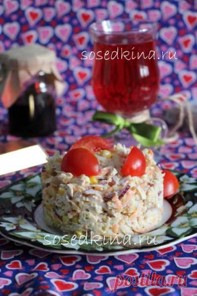 Салат с курицей, корнем сельдерея и кукурузой. 

СОСТАВ:
Филе курицы (индейки) – 300 гр
Корень сельдерея – 150 гр
Лук репчатый – 1 шт
Майонез (сметана)
Морковь – 1 шт
Кукуруза – 50 гр
Соль, перец.