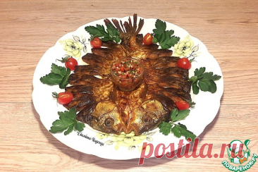 Запеченный карась. Увидела на рынке, как разбирают карасей, не удержалась и купила тоже. Когда-то очень давно запекала малюсеньких карасиков размером с половину ладошки, тех, которых сами наловили. А вот таких огромных не видела никогда. Вес — 1 кг 300 г. Рыбка оказался с икрой, а за счет крупного размера костей было не так много. Хороший маринад — карасик получился волшебно вкусным!