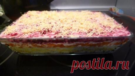 Салат "Мой генерал"
Выкладываем слоями:
1.Отварная куриная грудка (порезанная мелко)
2.Варёные яица
3.Сыр на мелкой тёрке
4.Отварная морковь
5. Отварная свекла
Все слои промазываем майонезом.
Автор: Александра Аникеенко