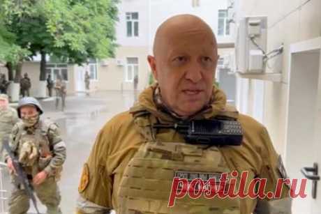 Опубликованы кадры обыска в особняке Пригожина. В сети появились кадры обыска в особняке и офисе главы частной военной компании (ЧВК) «Вагнер» Евгения Пригожина в Санкт-Петербурге. По данным издания SHOT, в ходе обыска правоохранители обнаружили поддельные паспорта, золотые слитки, парики и арсенал оружия.