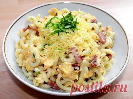 Макароны со шкварками, яйцами и сыром
Простой рецепт вкуснейших макарон, обжаренных со шкварками, яйцами и сметаной.