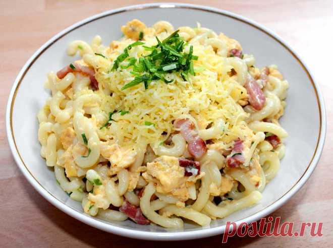 Макароны со шкварками, яйцами и сыром
Простой рецепт вкуснейших макарон, обжаренных со шкварками, яйцами и сметаной.