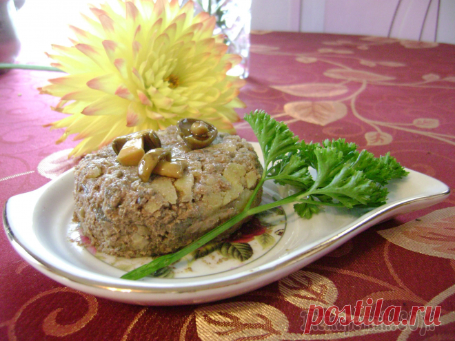 Вот такой  у нас получается паштет из куриной печени с грибочками.

А для этого нам потребуется:

-куриная печень -500 гр

-грибы (ну, конечно, лучше свежие или замороженные, но можно и сушеные)- 300гр

-лук репчатый- 1 большая луковица

масло для обжарки печени и грибов

масло сливочное- 30-40 гр

сливки жирные- 100 гр

чеснок - зубок

перец молотый-0,5 ч.л.

перец горький- половинка стручка (по желанию)

соль - по вкусу

лавровый лист- один

Приступаем: