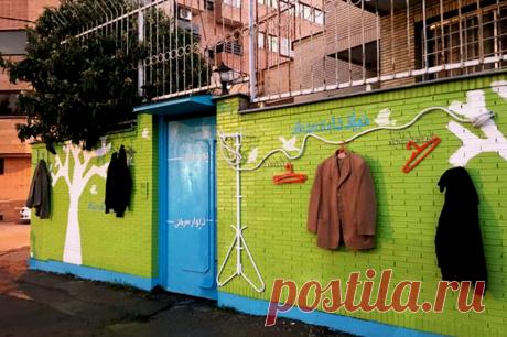 «Добрые стены» из Ирана помогают бездомным и нуждающимся в разных городах мира