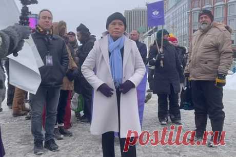 Самозваная королева Канады заняла город и призвала готовиться к публичным казням. Последователи самозваной королевы Канады пытаются захватить городок Ричмаунд в канадской провинции Саскачеван. Они ездят по населенному пункту, фотографируют его жителей и рассылают угрожающие письма, в которых призывают готовиться к публичным казням. В город направили канадскую конную полицию.