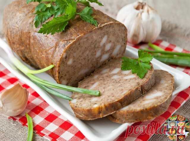 ДОМАШНЯЯ ПЕЧЕНОЧНАЯ КОЛБАСА С САЛОМ И ЧЕСНОКОМ

Печень говяжья — 500 г 
Сало — 500 г 
Чеснок — 3 зуб. 
Мука — 1.5 ст. (200 мл) 
Крахмал — 0.5 ст. (200 мл) 
Яйцо — 4 шт. 
Соль — по вкусу 
Смесь перцев — по вкусу 
Сметана — 2 ст.л. по желанию 

1. 
Итак, домашняя печеночная колбаса, на самом деле, готовится из минимального набора продуктов. Нет, Вы, безусловно, по своему вкусу можете добавлять специи, травы, расставляя вкусовые акценты, но основа будет элементарной: сало и п...