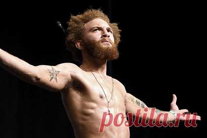UFC избавился от избившего подругу бойца. Абсолютный бойцовский чемпионат (UFC) расторг контракт с американцем Луизом Пеньей после того, как спортсмена задержали за избиение своей подруги. «В UFC убеждены, что мистер Пенья должен решить проблемы, вставшие перед ним и в легальном поле, и в области душевного здоровья», — говорится в заявлении организации.