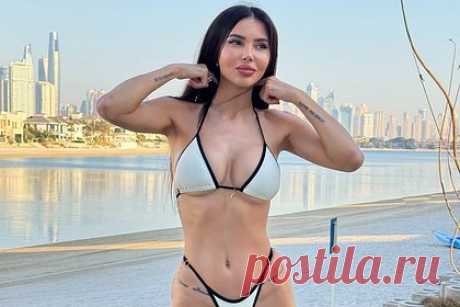 Оксана Самойлова похвасталась фигурой в крошечном бикини