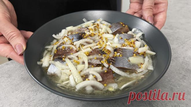 Даже соус вымакивают. СЕЛЕДКА в ГОРЧИЧНОМ СОУСЕ. Теперь готовлю так постоянно. Очень простой рецепт

Подписывайтесь, обсуждайте и готовьте вместе с нами 

Рецепт:
• Сельдь свежемороженная - 1 шт.
• Яблочный уксус 6% - 2 ст.л. + кипяток
• Лук - 1 шт.
• Зернистая горчица - 2 ст.л.
• Соль - 1 ст.л.
• Мед - 1 ст.л.
• Сок лимона - 1,5 ст.л.
• Растительное масло - 100 мл

#селедка #маринованнаяселедка #рецепты #селедкавгорчичномсоусе #сейчасприготовим