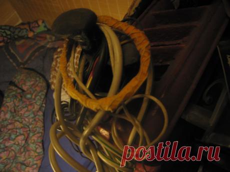 может КТО-НИБУДЬ угадает,что это такое? подскажу,это вид сверху и то что слева к делу не имеет отношения,это просто кровать