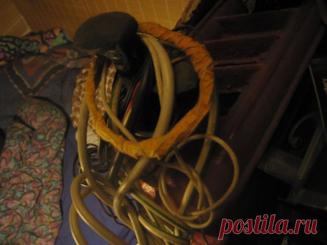 может КТО-НИБУДЬ угадает,что это такое? подскажу,это вид сверху и то что слева к делу не имеет отношения,это просто кровать