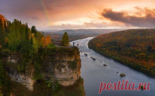 «Караван» островов на реке Вишере, освещаемой лучами заходящего солнца. Снимал Юрий Столыпин: nat-geo.ru/community/user/197496
