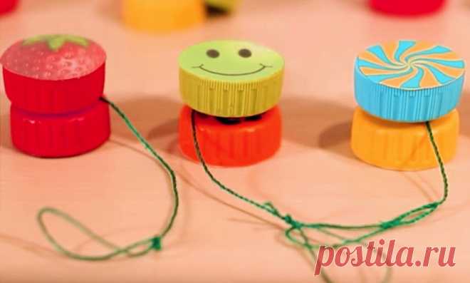 Как сделать игрушку йо-йо своими руками в домашних условиях | 33 Поделки Сегодня вы узнаете, как сделать игрушку йо-йо своими руками в домашних условиях. Мы подготовили для вас три пошаговых инструкции, которые описывают принципы изготовления этих игрушек из трех различных материалов. Будем делать йо-йо из жестяных банок, из пластиковых крышек, а также из деревянной катушки от ниток.