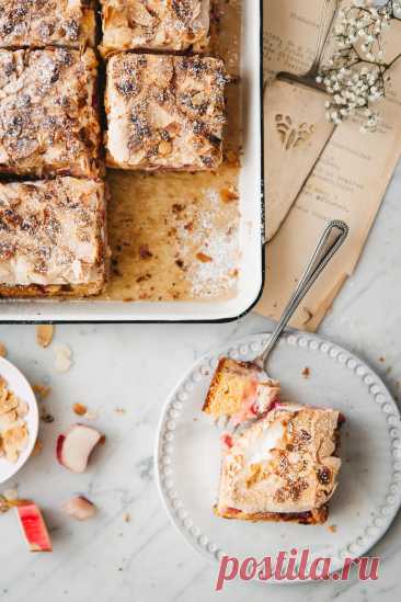 Rezept für einen Rhabarber Baiser Kuchen mit Mandeln - Hey Foodsister Ein Rezept für saftigen Rhabarber Baiser Kuchen mit Mandeln findest du hier bei Hey Foodsister, ein einfacher, leckerer Blechkuchen