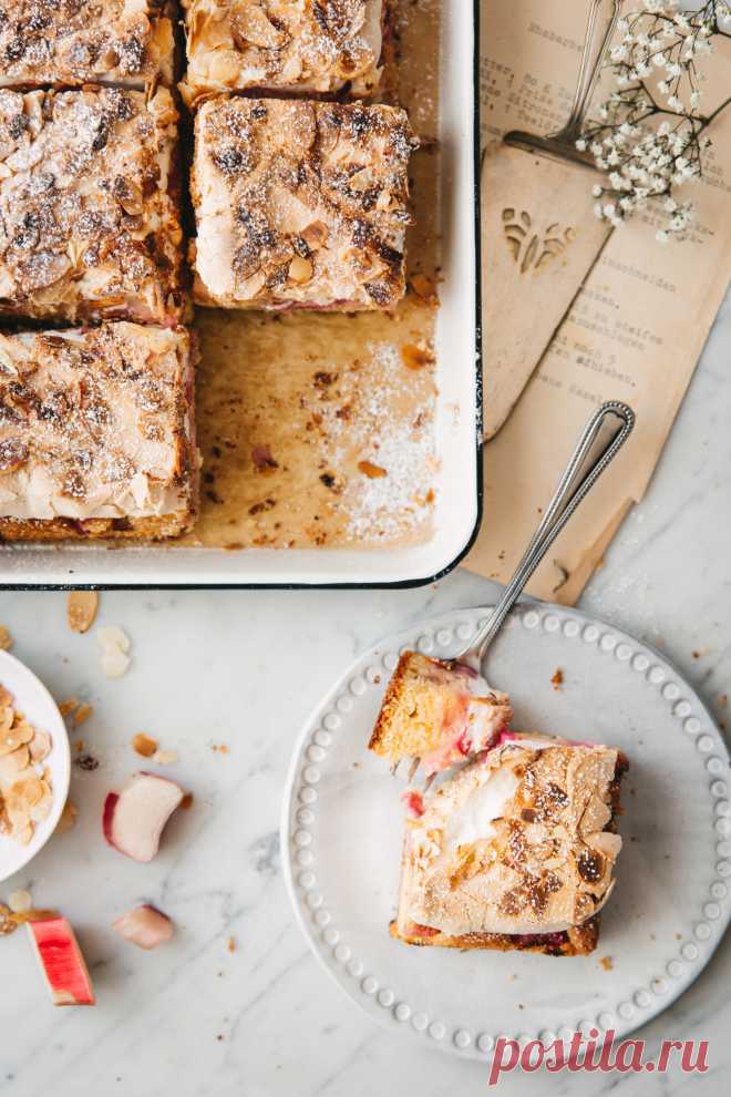 Rezept für einen Rhabarber Baiser Kuchen mit Mandeln - Hey Foodsister Ein Rezept für saftigen Rhabarber Baiser Kuchen mit Mandeln findest du hier bei Hey Foodsister, ein einfacher, leckerer Blechkuchen