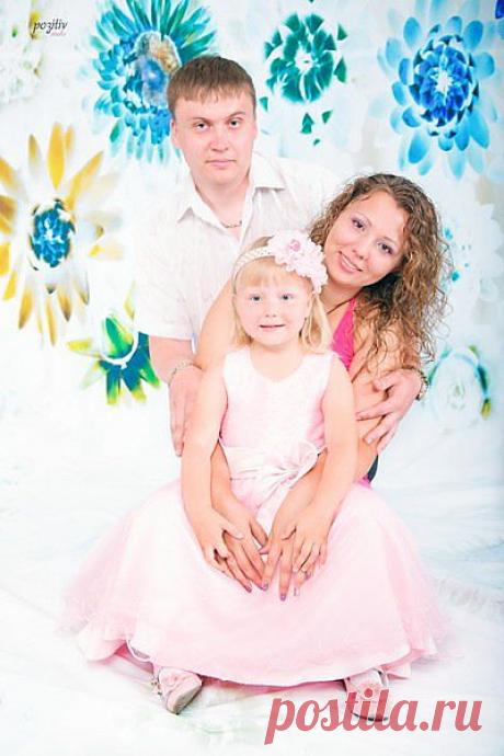 Студийная фото съемка в жанре "Семья" от Pozitiv-studio.kz. Мы работаем без выходных. Звоните 328-13-05, +7 701 718 44 41
www.pozitiv-studio.kz