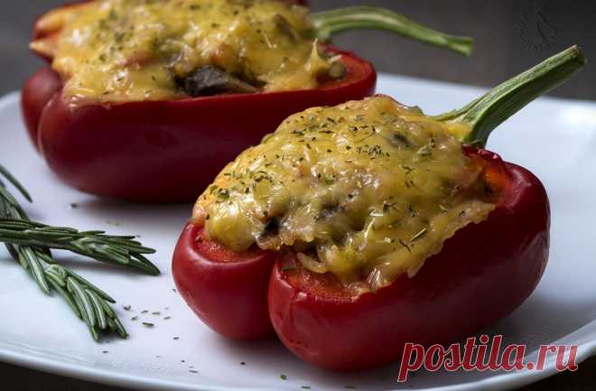 Перец, фаршированный рисом и грибами - рецепт в духовке с пошаговыми фото Предлагаю вам рецепт приготовления фаршированного перца с начинкой из риса, грибов, сыра и овощей. Это легкое и полезное овощное блюдо, которое подходит для похудения и правильного питания.