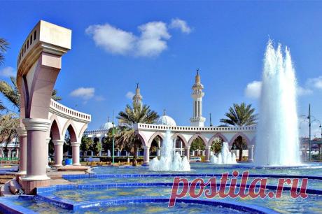 Арабские Объединенные Эмираты расположены в восточной части Аравийского полуострова. Это арабское государство является одним из самых цивилизованных и экономически развитых стран мира. За счёт доходов от нефти и грамотных вложений в экономику ОАЭ достигли небывалых высот в своём развитии. Имея удачное географическое расположение и великолепный климат, сейчас, эмираты считаются одним из самых популярных курортов в юго-западной Азии.