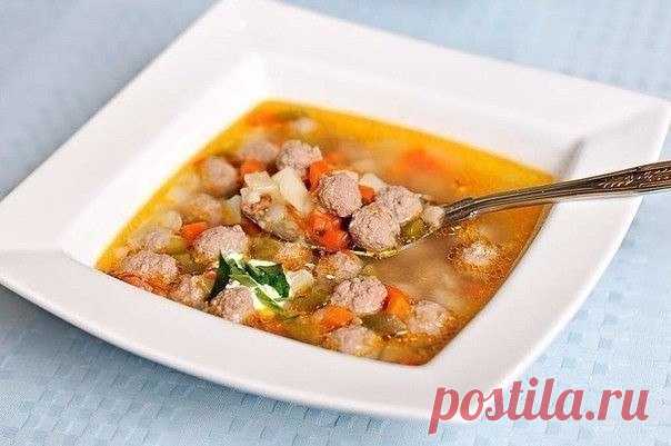 ДЕТСКОЕ МЕНЮ 1. Ежики в духовке «Ежики» - это те же самые тефтели. Но если в фарш для тефтелей рис отваривают до полуготовности, в фарш для ежиков рис кладут сырым. Запеченные в духовке ежики выпускают рисовые «колючки» наружу. Описание приготовления: Ежики в духовке готовятся просто. Готовим фарш, соус, затем выпекаем ежиков в соусе в духовке. Такое блюдо понравится маленьким капризулям, которые отказываются кушать. Ингредиенты: Фарш мясной — 1 Килограмм (Смесь говяжьего и свиного) Рис — 1…