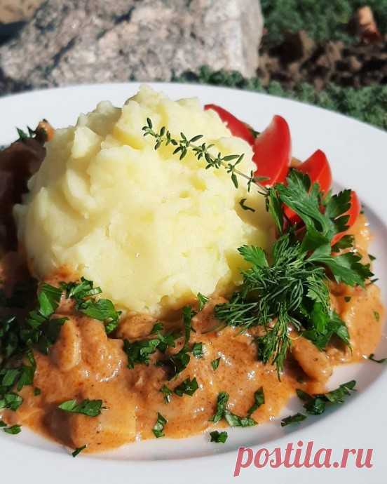 ​Говядина по-строгановски с грибами и картошкой