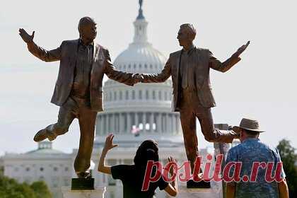 В Вашингтоне поставили статую держащихся за руки Трампа и педофила Эпштейна