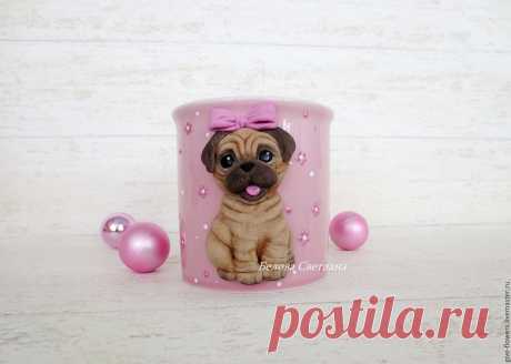 Купить Кружка Мопс с бантиком...))) в интернет магазине на Ярмарке Мастеров Купить или заказать Кружка Мопс с бантиком...))) в интернет магазине на Ярмарке Мастеров. С доставкой по России и СНГ. Материалы: кружка керамическая, полимерная глина,&hellip;. Размер: высота кружки 8.7см, 300мл