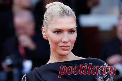 Бывшая избранница российского миллиардера снялась на четвереньках в боди