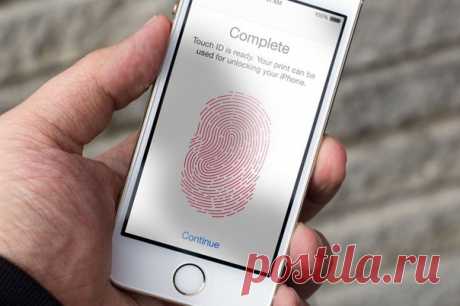 Мобильные мошенники придумали новый способ кражи денег с помощью отпечатков пальцев Приложение под названием Ancestry запрашивает стандартные данные юзера — имя, фамилия, год и город рождения. Затем оно требует отсканировать отпечаток пальца для «поиска семьи». Как только пользователь подносит палец к кнопке, на экране возникает предложение купить «премиальную» версию программы за 82,99 фунта в неделю (почти 7,3 тысячи рублей). Уловка заключается в механизме подтверждения платежа: на…