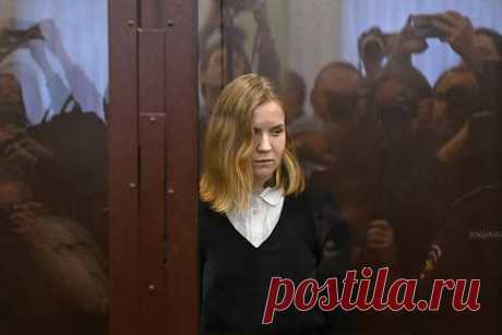 Террористка Трепова рассказала суду об украинском кураторе. Обвиняемая в терроризме Дарья Трепова (внесена в перечень террористов и экстремистов Росфинмониторинга) рассказала суду об украинском кураторе — журналисте Романе Попкове — и его поручениях. По ее словам, она поделилась с ним своим желанием уехать на Украину и он обещал ей помочь.