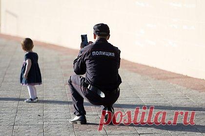 Раскрыты подробности исчезновения двухлетней девочки в Петербурге. В полицию с заявлением о пропаже двухлетней девочки в Санкт-Петербурге обратилась ее мать. Женщина рассказала, что ребенок исчез около жилого дома на проспекте Маршала Блюхера в Красногвардейском районе города. Выяснилось, что ребенок потерялся во время прогулки с сожителем матери. Предположительно, он был нетрезв.