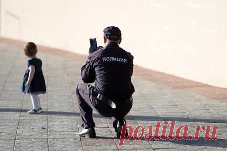 Раскрыты подробности исчезновения двухлетней девочки в Петербурге. В полицию с заявлением о пропаже двухлетней девочки в Санкт-Петербурге обратилась ее мать. Женщина рассказала, что ребенок исчез около жилого дома на проспекте Маршала Блюхера в Красногвардейском районе города. Выяснилось, что ребенок потерялся во время прогулки с сожителем матери. Предположительно, он был нетрезв.