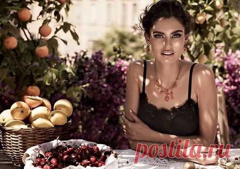 КАК ОДЕТЬСЯ ПО-ИТАЛЬЯНСКИ? 
Итальянский стиль – синоним хорошего вкуса, признанный во всём мире. Ежедневный образ рядовой итальянки складывается из очень простых вещей. Это могут быть, к примеру, базовые узкие джинсы и свитшот, но основной фишкой в таком луке станет брендовый жакет или сумка со сложной отделкой. Однако тот факт, что вещь дизайнерская, не будет выставляться напоказ. Итальянки считают дурным вкусом носить вещи с большими и заметными логотипами... |  Людмила Коваленко