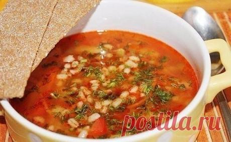 Рассольник с перловкой
Ингредиенты:
- 1 л воды
- 1/3 стакана перловки
- 4 шт. соленых огурцов
- 3-4 клубня картофеля
- 2 шт. моркови
- 1 луковица
- 1 ст. ложка томатной пасты
- соль, зелень по вкусу
Приготовление:
1. Промойте перловку и замочите ее на ночь.
2. В кипящую подсоленую воду добавьте перловку и варите 15-20 минут. Очистите картофель, нарежьте его кубиками и добавьте в перловку, варите до готовности. Нарежьте лук ломтиками и обжарьте его на растительном масле до ...