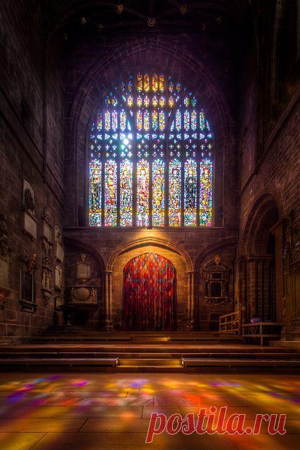 Stained Glass Window in Chester Cathedral (9x exposure HDR) от пользователя Mark Carline на Flickr |  Найдено на сайте flickr.com.
