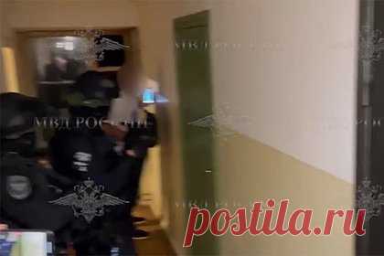 Задержание снявших скальп с россиянина из-за прически попало на видео. МВД показало видео с задержанием подозреваемых в нападении на 19-летнего жителя Электростали, с которого сняли скальп из-за цвета волос. На кадрах видны правоохранители, пришедшие в квартиру подозреваемых. Задержанным вменяется хулиганство и умышленное причинение вреда здоровью средней тяжести.