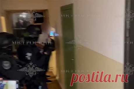 Задержание снявших скальп с россиянина из-за прически попало на видео. МВД показало видео с задержанием подозреваемых в нападении на 19-летнего жителя Электростали, с которого сняли скальп из-за цвета волос. На кадрах видны правоохранители, пришедшие в квартиру подозреваемых. Задержанным вменяется хулиганство и умышленное причинение вреда здоровью средней тяжести.